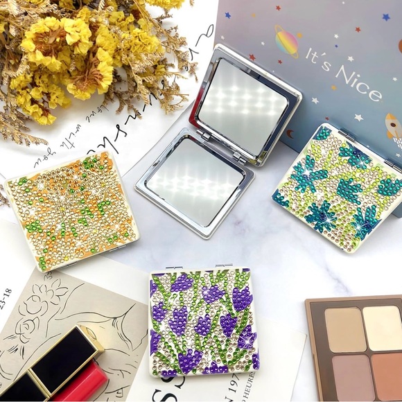 Diamond Art Floral Compact Mirror, Double-Sided, Sparkly (BLUE, GREEN) - Picture 3 of 17